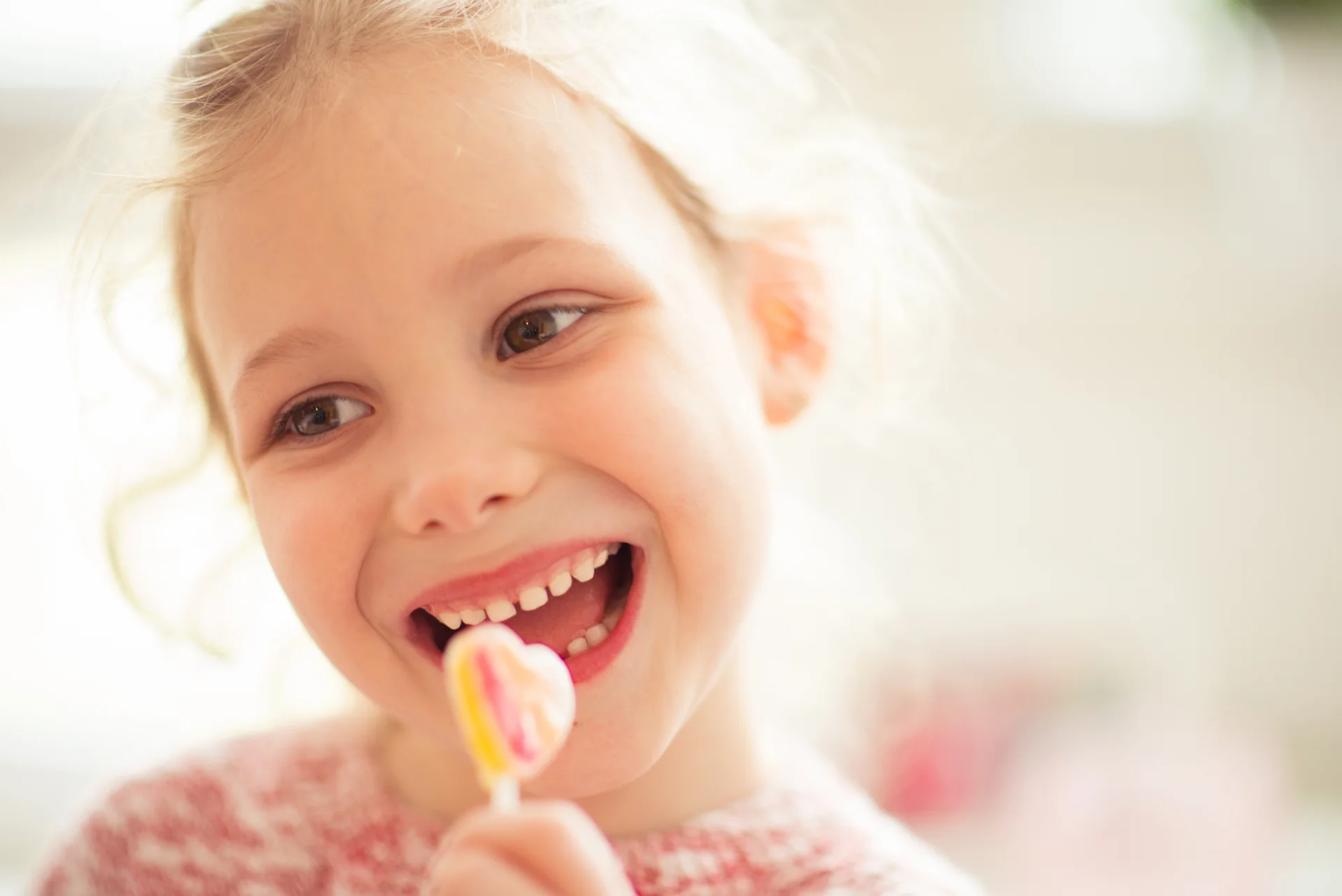 Por esta razón, la recomendación fundamental que hacemos desde NIMBO Odontopediatras es establecer desde el principio una rutina de lavado de dientes con cepillo adecuado y pasta dental fluorada desde la aparición del primer diente. Por esta razón, la recomendación fundamental que hacemos desde NIMBO Odontopediatras es establecer desde el principio una rutina de lavado de dientes con cepillo adecuado y pasta dental fluorada desde la aparición del primer diente.