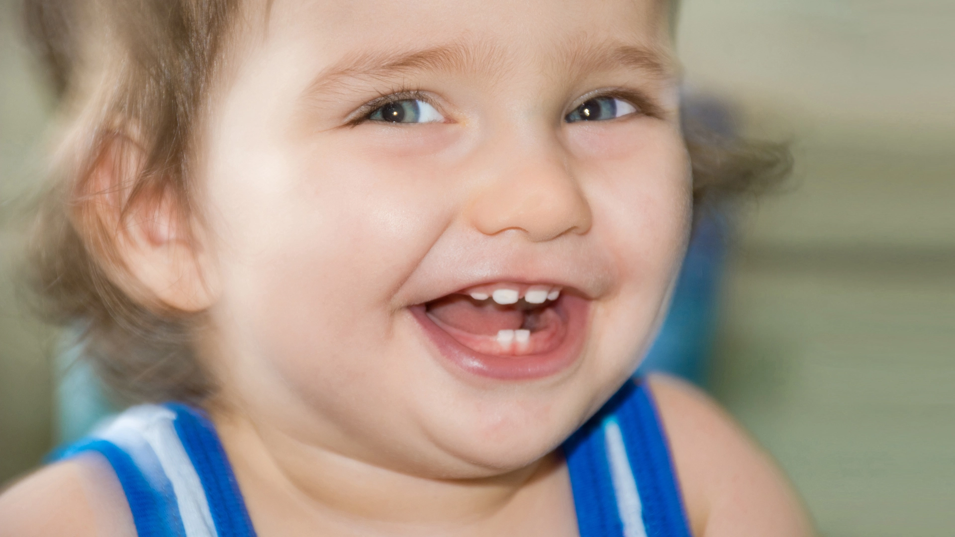 Los dientes de leche reciben este nombre tan especial por su característico color blanco brillante que los hace lucir como pequeñas perlas en la boca de nuestros bebés. Los dientes de leche reciben este nombre tan especial por su característico color blanco brillante que los hace lucir como pequeñas perlas en la boca de nuestros bebés.