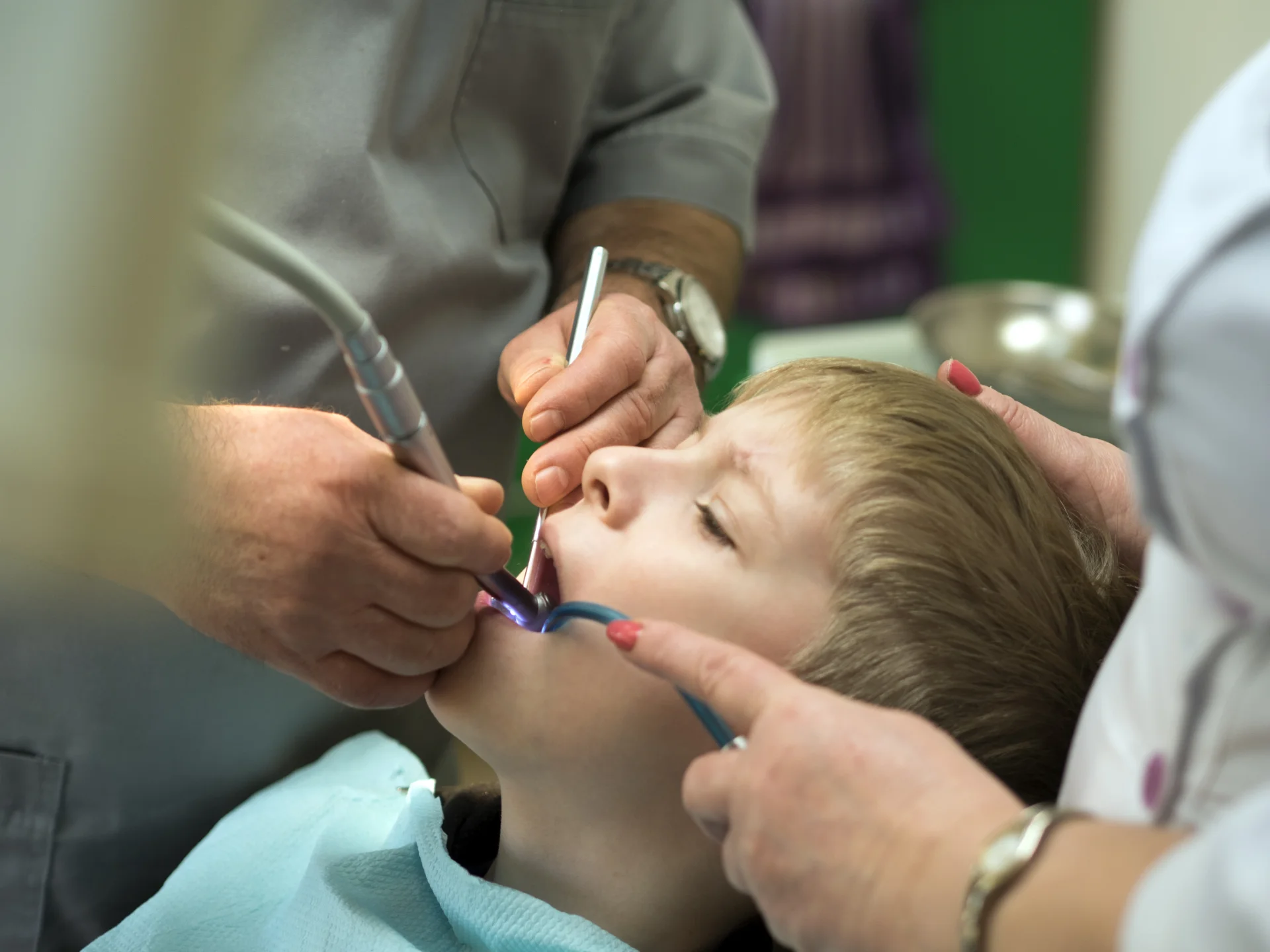 Sedación dental en niños con TEA: Un camino seguro hacia una atención sin estrés Sedación dental en niños con TEA: Un camino seguro hacia una atención sin estrés